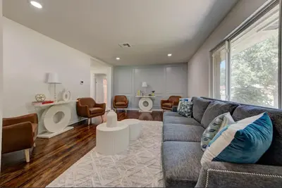 Image de Newly Renovated Home in the Heart of Norman – Just 2 Miles from Ou Stadium