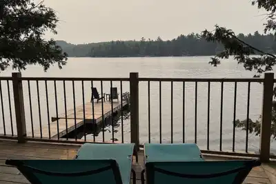 Image de New Modern Waterfront Cottage with Hot tub/Sauna/Ac Directly on the Lake!