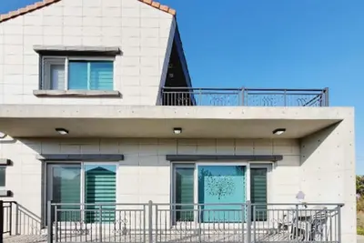 Image de Jeju-inspired detached house with terrace