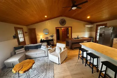 Image de Bixby Cove Cottage 4-bedroom with plenty of outdoor space for family fun!