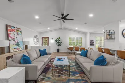 Image de Stay Local Fantastic 4 Bedroom Near the Rez Sleeps 16