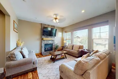 Image de Charming condo - Community Club house w/pool, hot tub, sauna & theater