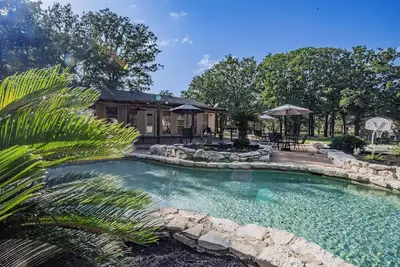 Image de Luling Ranch-Pool-Pool Table-FoosBall-Sleeps 25!