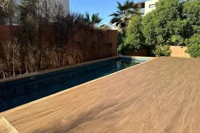 Image de Villa romantique avec piscine et pieds dans l'eau.