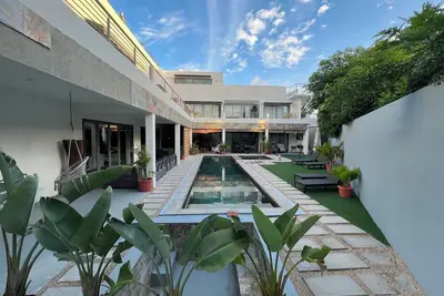 Image de 4‑Br/Ensuite Designer Family Home with Pool, 2 terraces 3‑min to Beach parking