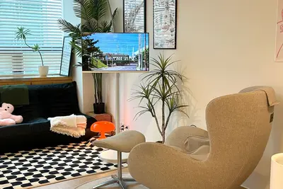 Image de Hongdae Station Direct Access New Opening with Massage Chair and Ac