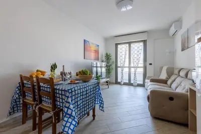 Image de Cozy 86 sqm apartment, able to comfortably accommodate up to 4 people, located on the third floor of a building with lift. The property, located in a quiet residential area, is about 2 km from Piazza Vittorio Emanuele Ii and the center of Pisa, with all i