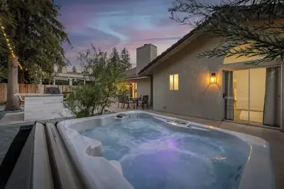 Image de Relax & Play in Clovis! 4br w/ Hot Tub, Game Room, Firepit, Close to Hospitals