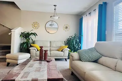 Image de Charming 3 bedroom Half Duplex| Peaceful | Stylish