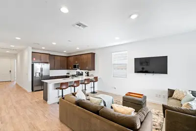 Image de Modern 3br /2ba home in Goodyear with a community pool, pickleball courts, and Ev charger! Less than a mile from Goodyear baseball stadium and close to other major venues, shopping, and golf courses!