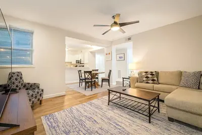 Image de Pet-Friendly Cwe 2br · King Bed · Pool · Walk to Forest Park & Barnes-Jewish