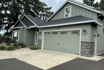 Image de The Track House - 4br Near Uo, Autzen & Hayward, Peaceful & Spacious