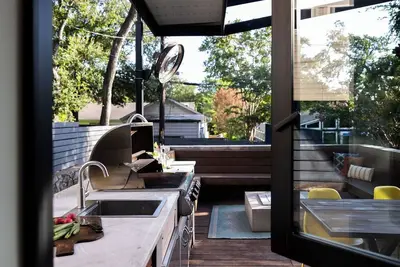 Image de *New Central Austin | Sleeps 12 - WalkerVR Firefly