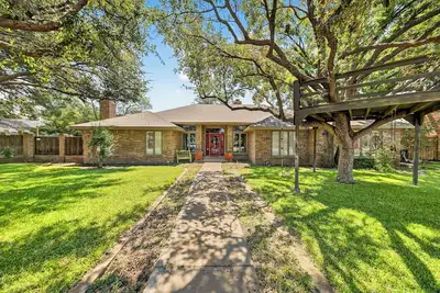 Image de Right at Home-Midland Saddle Club with Billiards and Man cave