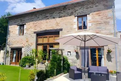 Image de Maison de vacances 'La Grande Maison De Janaillat' avec terrasse privée, jardin privé et Wi-Fi