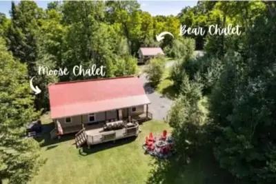 Image de 2 Chalets-Hot Tub, sleeps 10, private sandy beach!