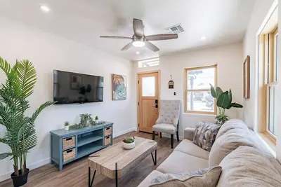 Image de Located downtown this 1 bedroom 1 bathroom is fully remodeled with your own dedicated electric vehicle charger.