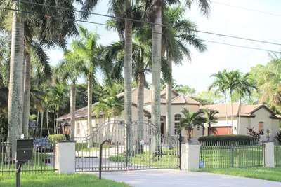 Image de Tranquil 4-bedroom gated villa in The Acreage with pool and spa