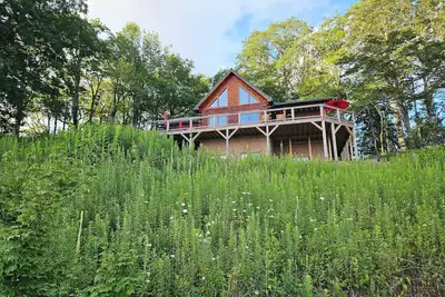 Image de Beautiful 5-bedroom log cabin with spectacular mountain views.