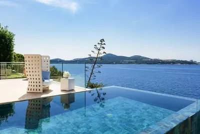Image de Luxurious family-friendly villa with infinity pool and stunning sea views