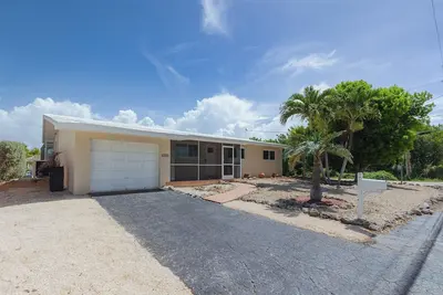 Image de Salty Sunsets updated 3bed/2bath single family home with private pool & dockage