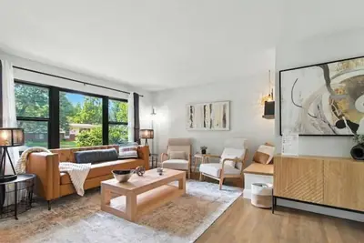 Image de Ranch w/King bed, fenced yard, Bbq grill, Gas fire-pit, well-equipped kitchen.