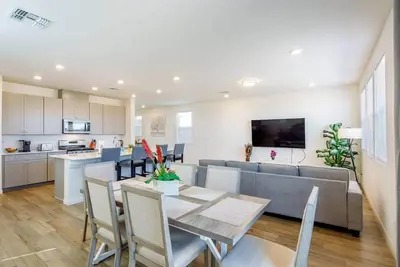 Image de Modern Cozy Vegas Home-5bd 3ba