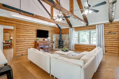 Image de Spacious 4br Cabin Retreat w/ Modern Upgrades, Peaceful Trees & Near Lake