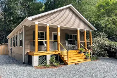 Image de Charming 3br Cottage w/ Full Kitchen, Community amenities, Patio, and Gas Grill