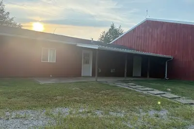 Image de Charming 2-bedroom barn-style home nestled on 6 acres in delightful Vienna