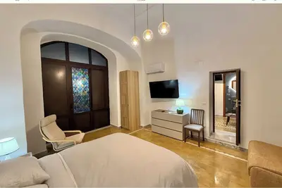 Image de Located in historical center. Apartment with kitchen that sleeps five. All new!