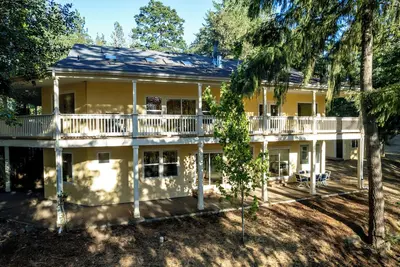 Image de Sleeps 22 • Forest • Sauna • Massage Chair