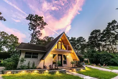 Image de Elvenstar Lodge - Enchanting A-Frame Retreat, Themed Decor, Pond & Nature Views