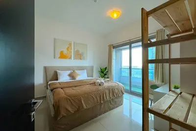 Image de Spacious 1-Bed Flat w/ City & Partial Marina Views