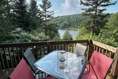 Image de Chalet douillet 2 chambres avec accès exclusif au lac – Évasion paisible