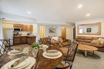 Image de Lower Level | Mountain-View Retreat