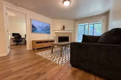 Image de Walk to Mall  1br/1ba + King Bed + Pro Wfh Setup