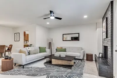 Image de Chic 4br Retreat with Big Backyard and Outdoor Dining Spaces