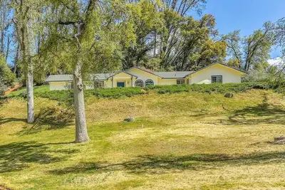 Image de Rustic Retreat Yosemite w/ Hot tub, Game room, Ev L2 charger & Fire Pit