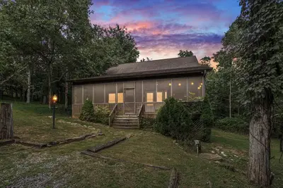 Image de Screened Porch w/Swing, Fire Pit, Grill & Deck