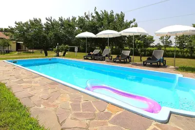 Image de Joli appartement dans une maison de vacances avec piscine, climatisation, Wifi et patio