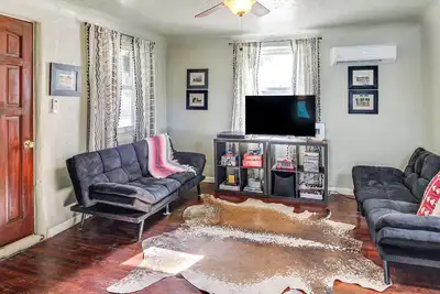 Image de 3 Mi to Old Town, Fenced Yard: Abq Abode!