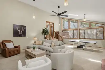 Image de 2 Living Rooms + Fires | Quick Drive Downtown