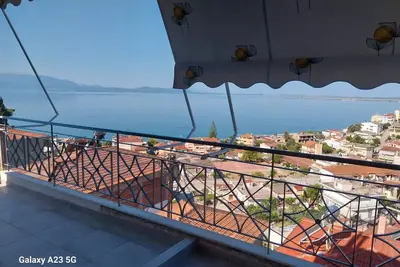 Image de Appartement 'Menidi Sea View' avec Vue sur la Mer, Wi-Fi et Climatisation