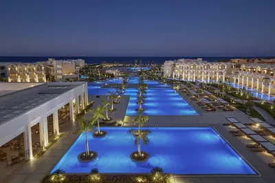 Image de Seaside Serenity | 3 Poolside Rooms + Spa, Yoga, Tennis & Coral Reef Diving