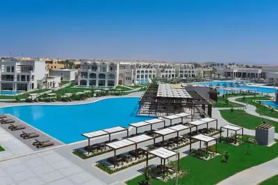 Image de 3 Swim-Up Rooms for Group Getaways with Pools, Spa, Yoga & Tennis Access