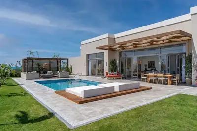 Image de Elegant Villa with Jacuzzi, Swim-Up Pool, Garden, Full Kitchen & Vip Amenities