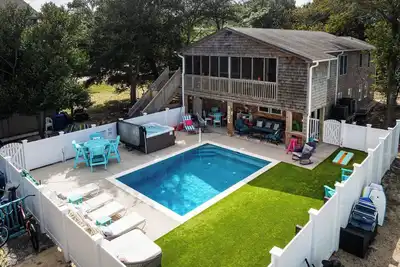 Image de This Home Has It All! Location, Amenities, & More!