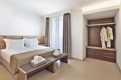 Image de Convenient Stay! Full Kitchen, Private Pool, Free Parking, Beach Access!