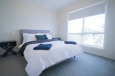 Image de Stress-free stay: secure garage parking on site, fast Wi-Fi and fully equipped kitchen. <br>Walk everywhere: just 2-minutes to cafes, Iga supermarket, chemist and public transport—no car needed! <br><br>Book to enjoy heritage charm steps from city conv